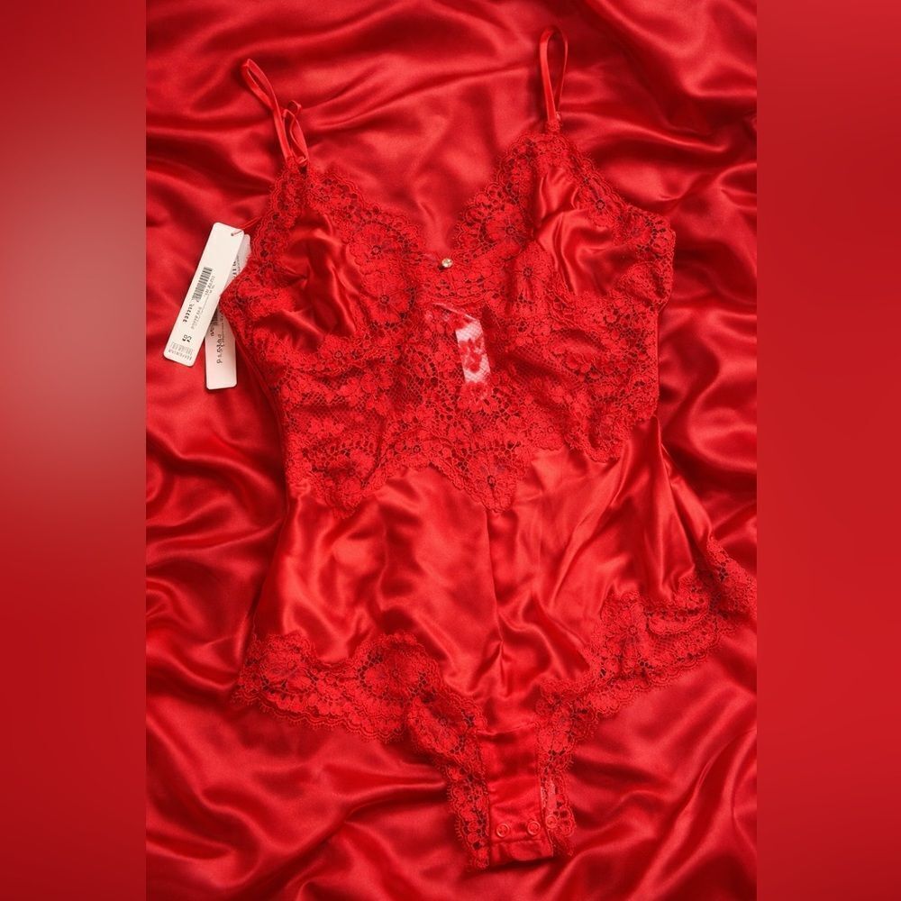 ❤️ Victoria’s Secret Dare to Dream Red Lace Satin Cheeky Teddy. Small. NEW!